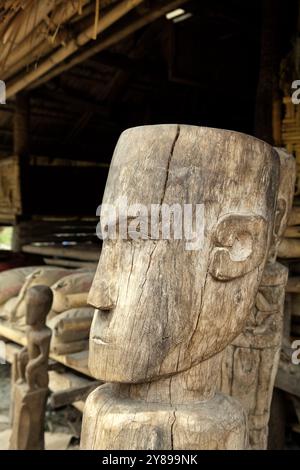 Sculptures en bois sous forme de figure humaine à Pero, Pero Batang villlage, Kodi, Sumba Sud-Ouest, Nusa Tenggara est, Indonésie. Banque D'Images