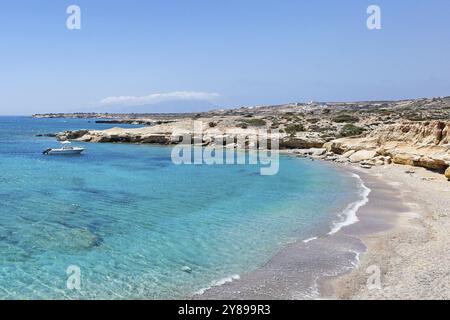 Michaliou Kipos plage avec mangé par les falaises de mer et des grottes uniques à Karpathos, Grèce, Europe Banque D'Images