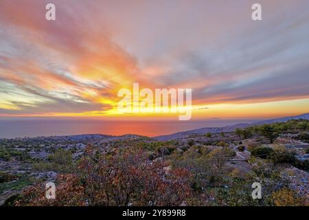 Le coucher de soleil du village médiéval de mastic d'Avgonyma sur l'île de Chios, Grèce, Europe Banque D'Images