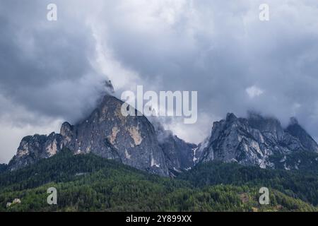 Vue panoramique du Mont Sciliar sur la Seiser Alm dans les Dolomites au Tyrol du Sud, Italie, Europe Banque D'Images