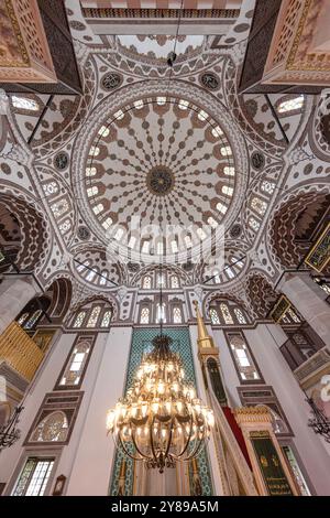 Uskudar Istanbul Turquie 06 mai 2023 ; intérieur de la mosquée Yeni valide, construite par Mimar Sinan. Vue sur le dôme. Uskudar, Istanbul, Turquie. Banque D'Images