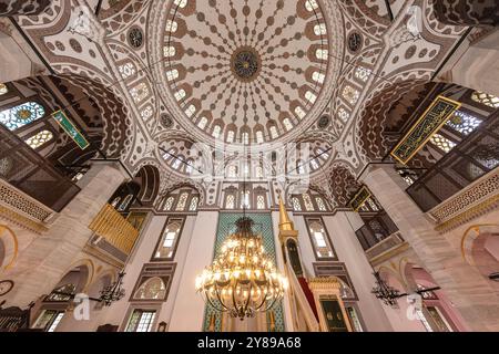 Uskudar Istanbul Turquie 06 mai 2023 ; intérieur de la mosquée Yeni valide, construite par Mimar Sinan. Vue sur le dôme. Uskudar, Istanbul, Turquie. Banque D'Images