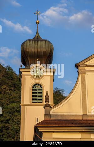 Vue de l'église paroissiale de préparation Marzellus à Gersau en Suisse Banque D'Images