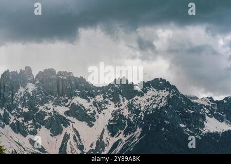 Vue panoramique sur le massif montagneux du groupe Rosengarten dans les Dolomites au Tyrol du Sud, Italie, Europe Banque D'Images