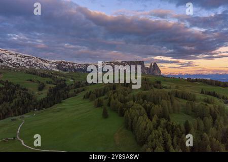 Vue panoramique de la Seiser Alm aux Dolomites en Italie, prise de vue par drone Banque D'Images