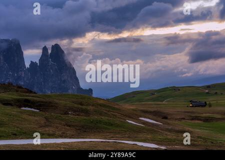 Vue panoramique du Mont Sciliar depuis l'Alpe di Siusi dans les Dolomites du Tyrol du Sud, Italie, Europe Banque D'Images