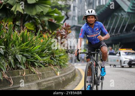 Kuala Lumpur, Malaisie. 03 Oct, 2024. Zulfikri Zulkifli de Malaisie Pro Cycling cycliste vu lors de la séance d'échauffement pour l'étape 5 du Tour de Langkawi. Le Tour de Langkawi 2024 est une course d'étape cycliste sur route qui fait partie de 2024 UCI ProSeries. Il s’agit de la 28ème édition du tour de Langkawi qui se tiendra du 29 septembre au 6 octobre. Crédit : SOPA images Limited/Alamy Live News Banque D'Images