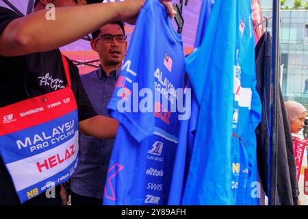 Kuala Lumpur, Malaisie. 03 Oct, 2024. Amateur de sport cycliste vu sur le stand Malaysia Pro Cycling lors de l'étape 5 du Tour de Langkawi au KLCC. Le Tour de Langkawi 2024 est une course d'étape cycliste sur route qui fait partie de 2024 UCI ProSeries. Il s’agit de la 28ème édition du tour de Langkawi qui se tiendra du 29 septembre au 6 octobre. Crédit : SOPA images Limited/Alamy Live News Banque D'Images