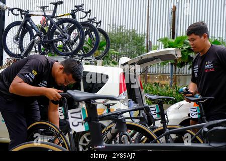 Kuala Lumpur, Malaisie. 03 Oct, 2024. L’équipe Malaysia Pro Cycling vue lors de la séance de préparation de l’étape 5 du Tour de Langkawi au KLCC. Le Tour de Langkawi 2024 est une course d'étape cycliste sur route qui fait partie de 2024 UCI ProSeries. Il s’agit de la 28ème édition du tour de Langkawi qui se tiendra du 29 septembre au 6 octobre. Crédit : SOPA images Limited/Alamy Live News Banque D'Images