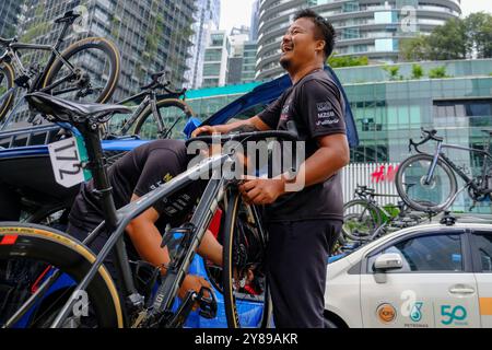 Kuala Lumpur, Malaisie. 03 Oct, 2024. L'équipe Malaysia Pro Cycling vue lors de la séance de préparation de l'étape 5 du Tour de Langkawi. Le Tour de Langkawi 2024 est une course d'étape cycliste sur route qui fait partie de 2024 UCI ProSeries. Il s’agit de la 28ème édition du tour de Langkawi qui se tiendra du 29 septembre au 6 octobre. Crédit : SOPA images Limited/Alamy Live News Banque D'Images