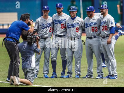 Pichet de juego sin hit ni carreras. Non non. Walker Buehler, Alex Wood, Adam Liberatore (R) , Yasmani Grandal (9) Acciones del partido de beisbol, Dodgers de Los Angeles contra Padres de San Diego, tercer juego de la Serie en Mexico de las Ligas Mayores del Beisbol, realizado en el estadio de los Sultanes de Monterrey, Mexico el domingo 6 de Mayo 2018. (Photo : Luis Gutierrez) Banque D'Images