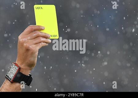 Rome, Latium. 03 Oct, 2024. Carton jaune de l'UEFA lors du deuxième tour de qualification de l'Europa League - match de 2e manche entre le SS Lazio et l'OGC Nice au stade olympique, Italie, le 03 octobre 2024. AllShotLive Credit : Sipa USA/Alamy Live News Banque D'Images