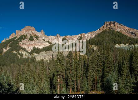 Dunsinane Mountain (l) et Precipice Peak (R) en haut dans le Colorado Cimarron River Country, dans les montagnes de San Juan Banque D'Images