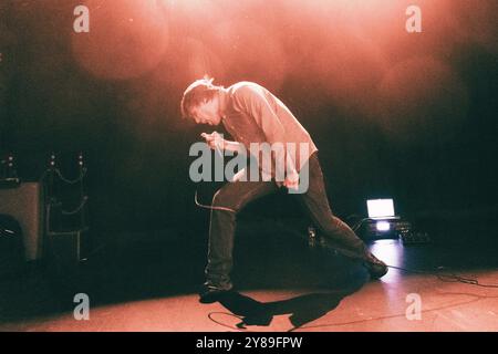 Copenhague, Danemark. 02 octobre 2024. Le chanteur américain John Maus donne un concert au Pumpehuset à Copenhague. Banque D'Images