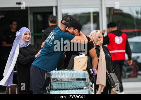 Tunis, Tunisie. 3 octobre 2024. Les Tunisiens arrivent à l'aéroport de Tunis Carthage après avoir quitté le Liban. Des ressortissants étrangers ont fui le Liban jeudi alors que les gouvernements du monde entier exhortaient leurs citoyens à sortir suite à l’intensification des bombardements israéliens de la capitale Beyrouth. Les autorités tunisiennes ont pu évacuer certains de leurs citoyens du Liban malgré un certain retard dans le chaos causé par l'escalade de l'offensive militaire israélienne dans le pays. (Crédit image : © Hasan mrad/IMAGESLIVE via ZUMA Press Wire) USAGE ÉDITORIAL SEULEMENT! Non destiné à UN USAGE commercial ! Banque D'Images