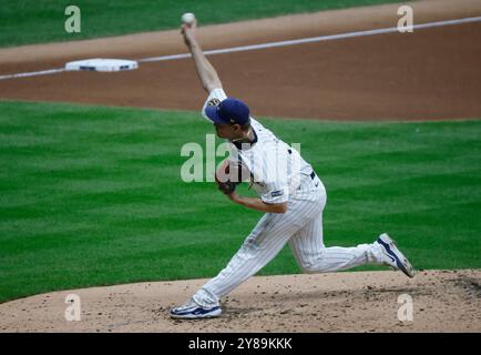 Milwaukee, États-Unis. 03 Oct, 2024. Le lanceur de secours des Milwaukee Brewers, Trevor Megill, lance contre les mets de New York dans la sixième manche du troisième match de la série Wild Card de la Ligue nationale MLB à American Family Field à Milwaukee, Wisconsin, le jeudi 3 octobre 2024. Photo de Tannen Maury/UPI crédit : UPI/Alamy Live News Banque D'Images