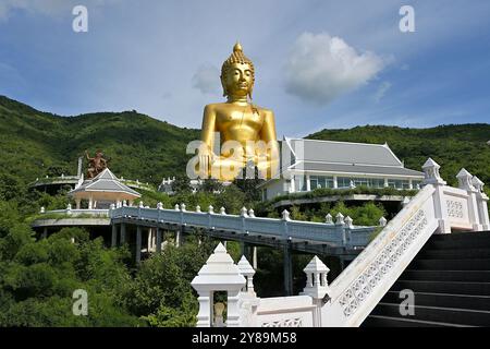 Étapes menant à la statue géante dorée du Grand Bouddha à Wat Khao Wong Prachan, avec la sculpture du Seigneur Hanuman sur la gauche, Lopburi, Thaïlande Banque D'Images