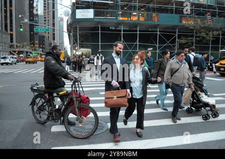 New York, États-Unis. 02 octobre 2024. Les gens marchent dans la rue à Manhattan, New York. (Photo de Jimin Kim/SOPA images/SIPA USA) crédit : SIPA USA/Alamy Live News Banque D'Images