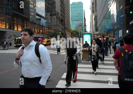 New York, États-Unis. 02 octobre 2024. Les gens marchent dans la rue à Manhattan, New York. Crédit : SOPA images Limited/Alamy Live News Banque D'Images