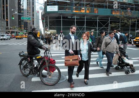 New York, États-Unis. 02 octobre 2024. Les gens marchent dans la rue à Manhattan, New York. Crédit : SOPA images Limited/Alamy Live News Banque D'Images