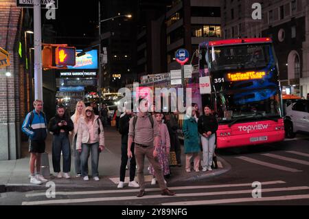 New York, États-Unis. 02 octobre 2024. Les gens marchent dans la rue à Manhattan, New York. Crédit : SOPA images Limited/Alamy Live News Banque D'Images