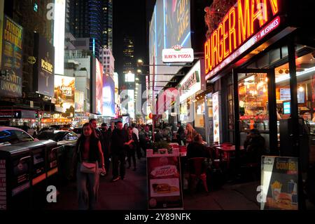 New York, États-Unis. 02 octobre 2024. Les gens marchent dans la rue à Manhattan, New York. Crédit : SOPA images Limited/Alamy Live News Banque D'Images