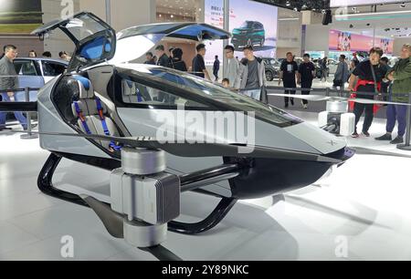 TIANJIN, CHINE - 3 OCTOBRE 2024 - les visiteurs regardent l'avion volant électrique XPENG AEROHT 'Traveler X2' au salon international de Chine (Tianjin) 2024 Banque D'Images