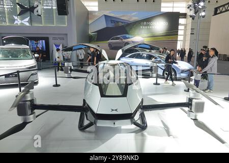 TIANJIN, CHINE - 3 OCTOBRE 2024 - les visiteurs regardent l'avion volant électrique XPENG AEROHT 'Traveler X2' au salon international de Chine (Tianjin) 2024 Banque D'Images
