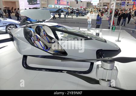 TIANJIN, CHINE - 3 OCTOBRE 2024 - les visiteurs regardent l'avion volant électrique XPENG AEROHT 'Traveler X2' au salon international de Chine (Tianjin) 2024 Banque D'Images