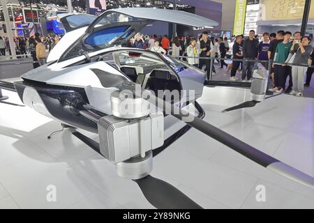 TIANJIN, CHINE - 3 OCTOBRE 2024 - les visiteurs regardent l'avion volant électrique XPENG AEROHT 'Traveler X2' au salon international de Chine (Tianjin) 2024 Banque D'Images