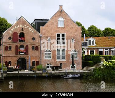 Riverfront Maison typique à Dokkum, Frise, pays-Bas Banque D'Images