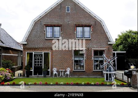 Maison typique en briques rouges à Wierum, province de Frise pays-Bas Banque D'Images