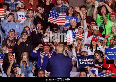 Saginaw, États-Unis. 03 Oct, 2024. L'ancien président Donald Trump lors d'un rassemblement à Saginaw, Michée, le 3 octobre 2024. (Photo de Andrew Roth/Sipa USA) crédit : Sipa USA/Alamy Live News Banque D'Images