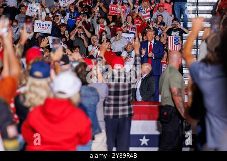 Saginaw, États-Unis. 03 Oct, 2024. L'ancien président Donald Trump lors d'un rassemblement à Saginaw, Michée, le 3 octobre 2024. (Photo de Andrew Roth/Sipa USA) crédit : Sipa USA/Alamy Live News Banque D'Images