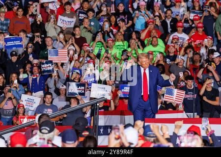 Saginaw, États-Unis. 03 Oct, 2024. L'ancien président Donald Trump lors d'un rassemblement à Saginaw, Michée, le 3 octobre 2024. (Photo de Andrew Roth/Sipa USA) crédit : Sipa USA/Alamy Live News Banque D'Images