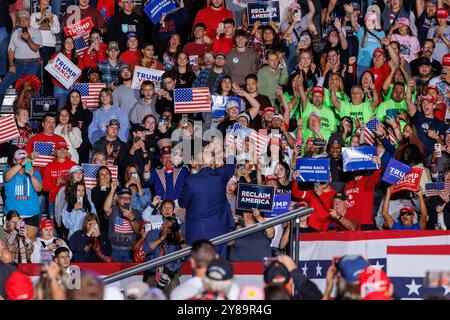 Saginaw, États-Unis. 03 Oct, 2024. L'ancien président Donald Trump lors d'un rassemblement à Saginaw, Michée, le 3 octobre 2024. (Photo de Andrew Roth/Sipa USA) crédit : Sipa USA/Alamy Live News Banque D'Images