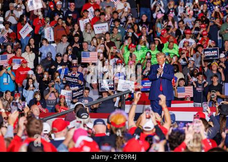 Saginaw, États-Unis. 03 Oct, 2024. L'ancien président Donald Trump lors d'un rassemblement à Saginaw, Michée, le 3 octobre 2024. (Photo de Andrew Roth/Sipa USA) crédit : Sipa USA/Alamy Live News Banque D'Images