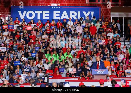 Saginaw, États-Unis. 03 Oct, 2024. L’ancien président Donald Trump prend la parole lors d’un rassemblement à Saginaw, Michée, le 3 octobre 2024. Crédit : Sipa USA/Alamy Live News Banque D'Images