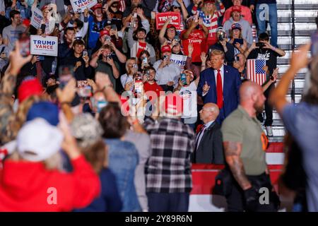 Saginaw, États-Unis. 03 Oct, 2024. L'ancien président Donald Trump lors d'un rassemblement à Saginaw, Michée, le 3 octobre 2024. (Photo de Andrew Roth/Sipa USA) crédit : Sipa USA/Alamy Live News Banque D'Images