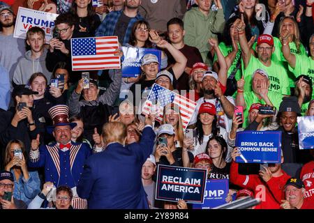 Saginaw, États-Unis. 03 Oct, 2024. L'ancien président Donald Trump lors d'un rassemblement à Saginaw, Michée, le 3 octobre 2024. (Photo de Andrew Roth/Sipa USA) crédit : Sipa USA/Alamy Live News Banque D'Images