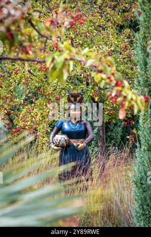 Statue d'une femme amérindienne au jardin botanique de Santa Fe, Nouveau-Mexique, États-Unis Banque D'Images