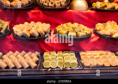 Un bel affichage coloré d'un assortiment de bonbons et desserts du moyen-Orient Banque D'Images