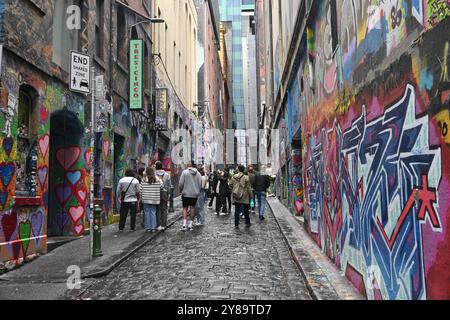 Vue d'un groupe de personnes dans Hosier Lane, une célèbre voie de graffiti à Melbourne, Australie Banque D'Images