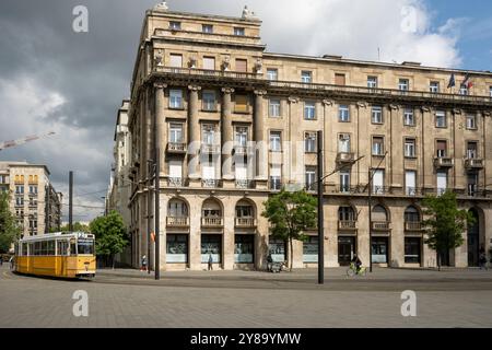 Tram dans les rues de Budapest, Hongrie Banque D'Images