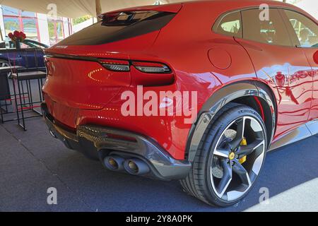 Red ferrari Purosangue est garée dans un showroom, mettant en valeur son design sportif et élégant Banque D'Images