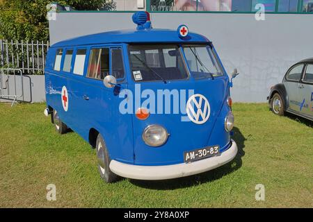 Monospace volkswagen classique restauré et peint en bleu et blanc, garé par une journée ensoleillée Banque D'Images