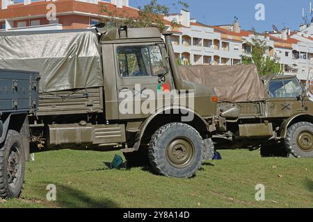 Le camion militaire unimog de l'armée portugaise est garé sur l'herbe devant les bâtiments Banque D'Images