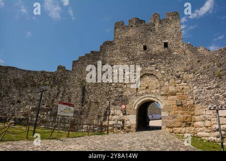 La porte d'entrée principale dans les murs fortifiés du château de Berat du XIIIe siècle, dans le sud de l'Albanie. Banque D'Images