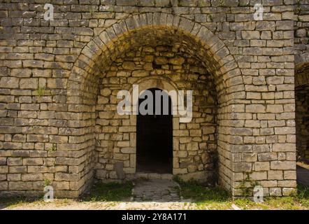 Une porte voûtée dans une partie des murs de la galerie fortifiée du château de Berat du XIIIe siècle, dans le sud de l'Albanie. Banque D'Images