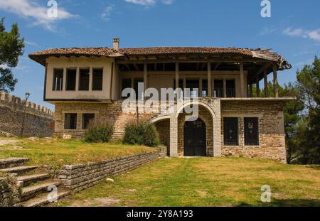 L'église orthodoxe orientale de St George à Berat, en Albanie, aujourd'hui abandonnée. Ce bâtiment ottoman est situé dans le château de Berat sur la colline de Kalaja Banque D'Images